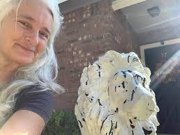 Lisa Winningham's Instagram, Twitter & Facebook