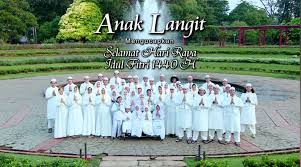 Di indonesia hari raya idul fitri dikenal dengan istilah lebaran, banyak cara dilakukan untuk merayakannya, namun sebagian besar warga perkotaan akan mudik untuk merayakan lebaran di kampung halamannya. Streaming Keluarga Besar Sinetron Anak Langit Mengucapkan Selamat Hari Raya Idul Fitri 1440 H Vidio