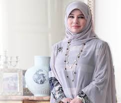 Up close & personal with yam tunku tun aminah at the johor bahru jazz festival 2015. Yayasan Perintis Malaysia En Twitter Selamat Menyambut Ulang Tahun Hari Keputeraan Kepada Kdymm Seri Paduka Baginda Raja Permaisuri Agong Tunku Hajah Azizah Aminah Maimunah Iskandariah Binti Almarhum Al Mutawkkil Alallah Sultan Iskandar Al Haj