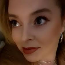 Shannon Deegan's Instagram, Twitter & Facebook