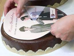Wir haben drei ideen für euch! Ihr Foto Auf Ihrer Torte Wir Bedrucken Eine Dunne Fondantplatte Mit Geschmacksneutraler Lebensmittelfarbe Torte Mit Foto Fototorte Tortenaufleger