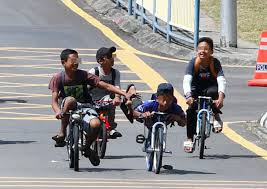 Ekoran video sekumpulan remaja menunggang basikal lajak yang tular di laman sosial, anggota penguatkuasa dari unit hmpv bahagian siasatan dan penguatkuasaan trafik (bspt) ampang jaya semalam telah melakukan pemantauan basikal lajak di sekitar kawasan tasek tambahan, ampang.hasil pemantauan yang dijalankan telah berjaya menahan (4) buah basikal lajak bersama penunggang yang kesemuanya lelaki. Cops No Basikal Lajak Cases In Perak The Star