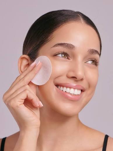 These toner pads do more than just “prep” the skin ✨ The embossed side  gently helps remove buildup and smooth texture, while the soft side  delivers hydration and brightening care for that