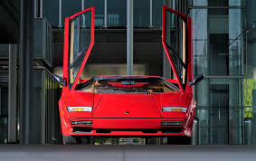 ランボルギーニ・カウンタック（lamborghini countach ）はイタリアのランボルギーニが1974年から1990年にかけて製造した自動車(スーパーカー)である。countachとは、イタリア北西部ピエモンテ地方の方言で「驚いた」を表すcontacc kʊŋˈtɑtʃ (クンタッチ)の綴りを一部改変したものでイタリア語での. ä¸–ã«ã‚‚æ•°å¥‡ãªç‰©èªž ã‚'ç´¡ã„ã ãƒ©ãƒ³ãƒœãƒ«ã‚®ãƒ¼ãƒ‹ ã‚«ã‚¦ãƒ³ã‚¿ãƒƒã‚¯lp400s Octane Jp Fuelling The Passion è»Šã«æƒ…ç†±ã‚'