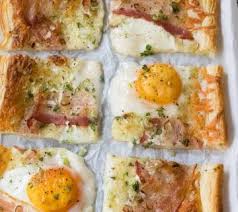 Blatterteig Zum Fruhstuck Mit Spiegelei Und Bacon So Geht S Rezept Fruhstuck Kuchen Ei Im Brot Fruhstuck