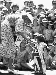 What Diana Wore Day 17 Brisbane Australia Donald Campbell Blue White Patterned Silk With Reverse Print And Sash Victor Edelste Princess Diana Diana Princess