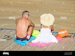 Las Palmas, Gran Canaria, Kanarische Inseln, Spanien. 1. März, 2018.  Wetter: It's business as usual auf dem Stadtstrand von Las Palmas nach  Sturm Emma Wind, Regen, und verursacht strukturelle Schäden, wie es