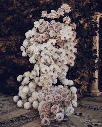 The Lane On Instagram Blooms En Masse Make A Bold Statement For Any Entryway Layer Du In 2020 Floral Arrangements Wedding Floral Wedding Wedding Floral Centerpieces