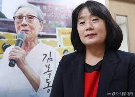 앵커정의기억연대와 관련한 각종 회계 의혹에 윤미향 당선인이 침묵하면서, 오는 30일 국회의원 신분이 되면 누릴 수 있는 특권을 이용하는 게. êµ­íšŒì˜ì› í•˜ë©´ ì•ˆëœë‹¤ ì´ìš©ìˆ˜ í• ë¨¸ë‹ˆê°€ ì €ê²©í•œ ìœ¤ë¯¸í–¥ ëˆ„êµ¬ ë¨¸ë‹ˆíˆ¬ë°ì´