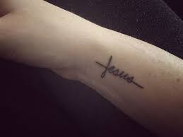 52 Tolle Ideen Und Bilder Zum Thema Tattoo Schriften Handgelenk Mit Bildern Tattoo Schrift Handgelenk Christliche Tatowierungen Tattoo Schrift