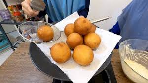 Untuk pengetahuan kawan kawan, kuih bom pisang adalah berlainan dengan kuih bom pisang selamat bersiaran kembali dan selamat berhari minggu,semoga korang semua gembira bersama keluarga,sahabat dan kawan kawan.hari ni raheltak. Kuih Bom Mak Saya Beserta Tips Untuk Bagi Kuih Bom Ni Meletop Youtube