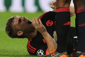 Edad25 años (12 de julio de 1995). Manchester United Defender Luke Shaw S Broken Leg Left Hector Moreno In Tears After Hospital Visit Mirror Online