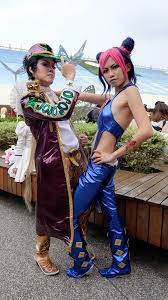 Файл:Two Female Cosplayers as Jotaro Kujo and Jolyne Cujoh, JoJos Bizarre  Adventure Part 6 at PF24 20160507.jpg — Википедия