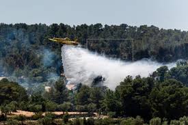 El edificio en el que se encuentra data del año 1980, teniendo así una antigüedad de 40 años.en los alrededores se puede. Activo El Incendio Amenazo A Una Residencia De Ancianos En Trescasas En Segovia Portada Edicion Castilla Y Leon Agencia Efe