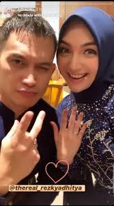 Kabar mengejutkan sekaligus membahagiakan datang dari citra kirana dan rezky aditya. Cie Citra Kirana Dan Rezky Aditya Pamer Cincin Usai Lamaran Matamata Com