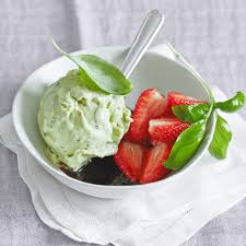 Avocado Basilikum Eis Mit Balsamico Erdbeeren Rezept Rezepte Basilikumeis Erdbeeren