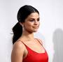 How old is Selena Gomez daughter from peopleenespanol.com