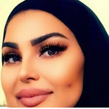 قصة جميلة 🕊️ الحاجة أم السعيد «فاروق أمين العشي» راحت يوم الأحد على الخيام  تفتش على ابنها. أخدوها على ركام البيت يلي مفروض هو فيه، طلعت هي فوق الردم،  قررت تفتش بايدها