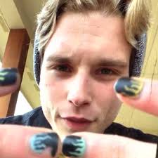 Joven suspendido de clase por tener uñas pintadas recibe enorme apoyo en  EE.UU.