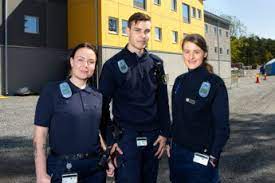 | kriminalvårdens uppgift är att genom frivård och fängelser verkställa. Jobba Hos Oss Kriminalvarden