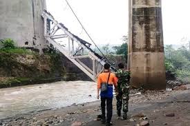 Bangunan di atas tanah desa klampok brebes milik pt smj akhirnya dibongkar. Jembatan Ka Di Brebes Yang Putus Dijaga Petugas 24 Jam