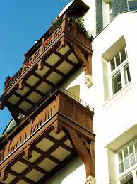 Schon Verzierte Holzbalkons Von Unten Reparatur Der Balkonanlage Durch Die Kunert Dacher Und Bau Gmbh In Zweenfurth 04451 Dachd Dachdecker Holzbalkon Dach