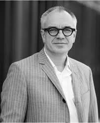 A Multi(bio)sensor Acquisition System With Integrated Processor, Power  Management, $8 \times 8$ LED Drivers, and Simultaneously