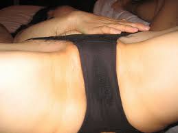 卑猥なシミを作ってパンツを見せているメスのエロ画像 | パンチラ☆ぱんちら