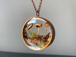 Triple Mushroom Necklace Copper Resin Pendant Terrarium Jewelry Nature Gift For Her Real Mushrooms Forest Jewelry Woodland Necklaces In 2020 Terrarium Jewelry Resin Pendant Woodland Necklace
