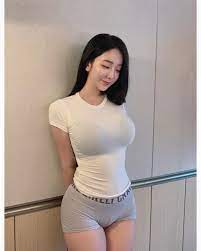 Busty in tight shirt and shorts : r/2busty2hide