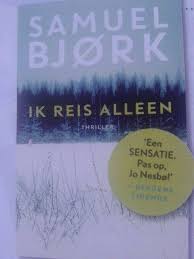 3 Van 100 Ik Reis Alleen Samuel Bjork De Politie Vindt Een Zesjarig Meisje Gekleed In Poppenkleertjes Opgeknoopt Aan Boeken Om Te Lezen Boeken Lezen Boeken