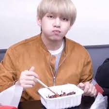 bts v taehyung 김태형さんはinstagramを利用しています tae eating jajangmyeon i get so happy whenever i see little moments of him e taehyung bts taehyung kim taehyung