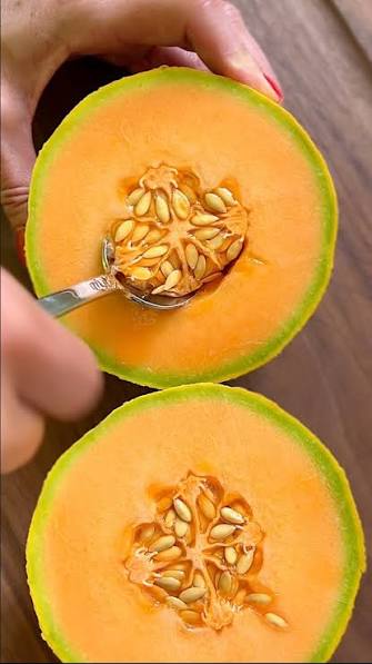 Cantaloupe seeds are rich in nutrients and have many health benefits,  including: Heart health: The seeds contain healthy fats, including omega-3  and omega-6 fatty acids, which can help lower bad cholesterol and