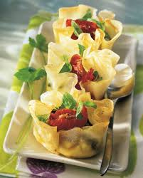 Croustillants Aux Chevre Et Tomates Confites Entree Gastronomique Recette Entree Chaude Recette Entree Facile