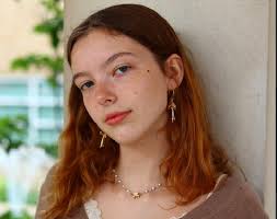 Model pursues future