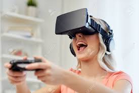 Sin embargo, lo cierto es que hoy en día es una tecnología totalmente mimetizada con nuestra vida diaria. La Tecnologia 3d Realidad Virtual Juegos Entretenimiento Y Las Personas Concepto Mujer Joven Feliz En Casco De Realidad Virtual O Gafas 3d Y Los Auriculares Jugando Videojuegos Con Gamepad Controlador En