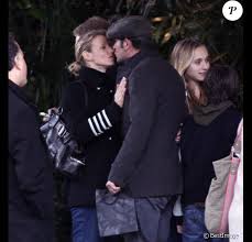 In 1999, he became loulou in un gars, une fille (1999). Jean Dujardin Baiser D Au Revoir A Alexandra Lamy Avant Le Retour En France Purepeople