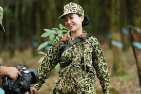 Bí mật chuyện làng sao. NgÆ°á»i Ä'áº¹p Cháº¡y Bay Giay Trong Sao Nháº­p NgÅ© Báº¥t Ngá» Lá»™t Xac Thanh Ná»¯ Tháº§n Quyáº¿n RÅ©
