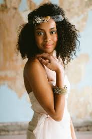 Découvrez notre sélection de 60 coiffures afro spécial mariage ! 10 Idees De Coiffures De Mariee Aux Cheveux Afro Rose Fantaisie Wedding Planner Wedding Deco