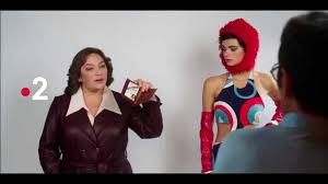 La série, inspirée des romans d'agatha christie, met en scène la journaliste alice avril (blandine bellavoir), le commissaire swan laurence (samuel labarthe), et sa secrétaire marlène leroy (élodie frenck) à la toute fin des années 1950 puis au début des années 1960. Les Petits Meurtres D Agatha Christie France 2 Bande Annonce Saison 3 Sur Orange Videos