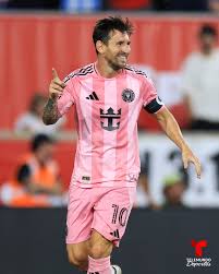 Messi regresó al modo crack! 🔥⚽👑 El astro argentino marcó doblete en la victoria del Inter Miami sobre los New York Red Bulls 💥🌴🔴. Es la 163ª vez que la Pulga anota