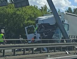 Do poważnego wypadku z udziałem czterech samochodów doszło dzisiaj w nocy na trasie s1 w dąbrowie górniczej. Dabrowa Gornicza Dramatyczny Wypadek Na S1 Trwa Akcja Ratownicza Slask Super Express