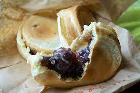 吃過午飯 嘴饞還是買了紅豆餅 usually filled with sweet red bean you can also find these with custard and rum raisin