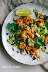 Zoodles Mit Scharfer Erdnusssosse Und Garnelen Rezept Kitchen Stories Rezept In 2020 Rezepte Erdnusssosse Erdnusssauce