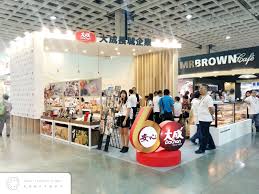 大成長城企業 台北國際食品展大成集團以誠信 謙和的心 開啟前瞻願景 現已建立禽畜水産從育種 養殖 飼料 電宰 加工等垂直整合系統 並將油脂與事業擴展 同時延伸到餐飲及物業管理等營運項目 分屬在農糧 肉品 食品 餐飲服務 東南亞及東亞六大事業群 在區域化