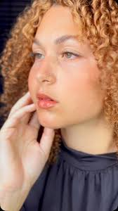 🧿Rosto com simetria visual agradável e harmonia estrutural. A expressão  geral da face transmite serenidade, introspecção e firmeza tranquila. Há  uma nobreza silenciosa nesse olhar, típica de perfis ...