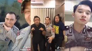 Sembilan artis ini juga menggunakan nama marga s. Kocak Hingga Keren Lihat Kumpulan Video Polisi Main Tik Tok Tribunnews Com Mobile