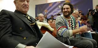 Mai incolo, mai spre batranete, e una din placerile lui. Doua Lumi Doua Viziuni Profund Diferite Gigi Becali A Refuzat Sa Il Lase Pe Acest Tanar Sa Stea Langa El La Dezbaterea Pe Ordonantele Anti Justitie Aktual24