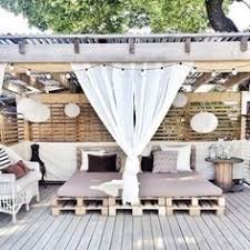 Coole Lounge Fur Den Garten Aus Paletten Gemacht Super Gemutliche Lounge Ecke Fur Den Outdoor Bereich Noch Mehr Id Outdoor Rooms Outdoor Spaces Outdoor Space
