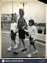 It's like the oscars all over again! 4 April 1956 Prepsring Fur Die Grace Kelly Prinz Rainier Hochzeit Foto Zeigt Grace Kellys Schwester Peggy Mrs George Davis Mit Meg Gesehen Und Mary Lee In Monaco Wohin Gehst Voran Vorbereitung Fur